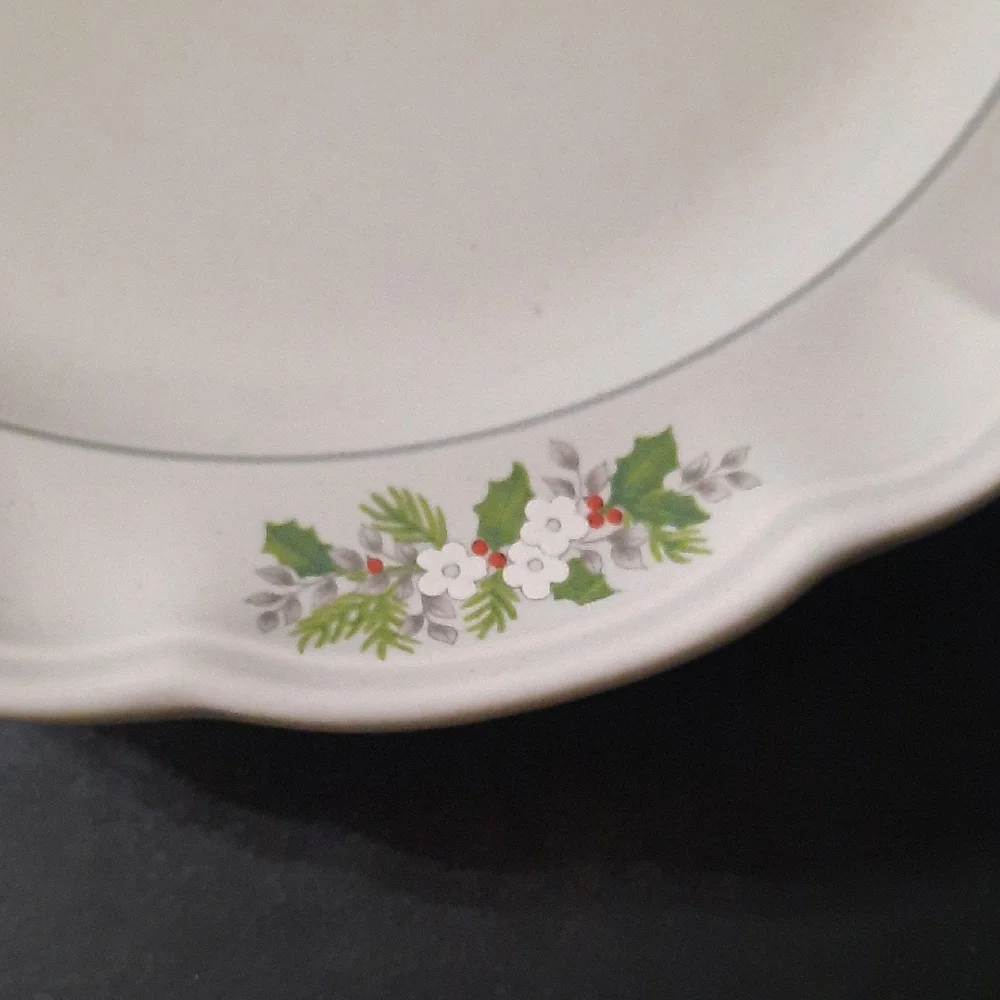Set of 2 Pfaltzgraff White Dinner Plate with Holly and Red Berry Accents - Picture 9 of 13